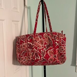 Vera Bradley Duffel Bag. Beautiful design, pretty interior design!